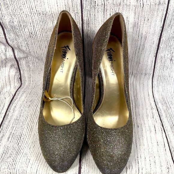 GOLD METALLIC PLATFORM SIZE 9.5 4.5” HEEL - Picture 2 of 5